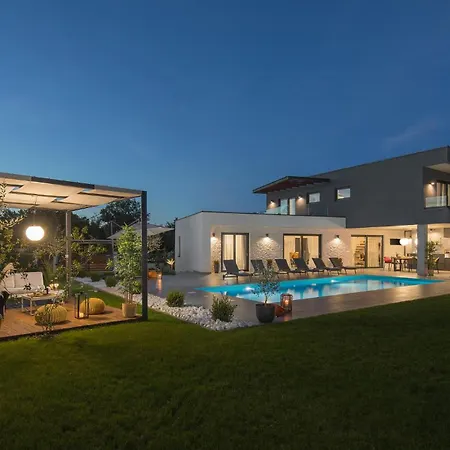 Awesome In With Jacuzzi